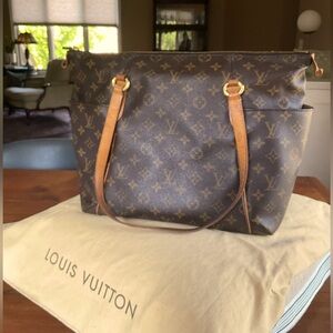 Louis Vuitton, totallyMM bag. Dust bag included.